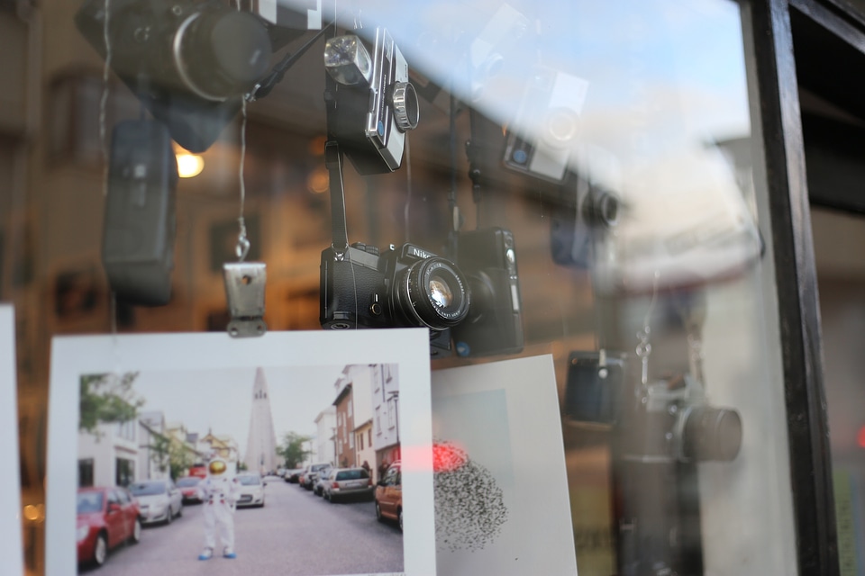 Pictures display store