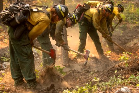 firefighters digging line 20180821-FS-Okanogan-KG-0258