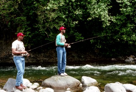 Kevin Duckworth and Buck Williams Blazers fish Salmon River, Mt Hood National Forest