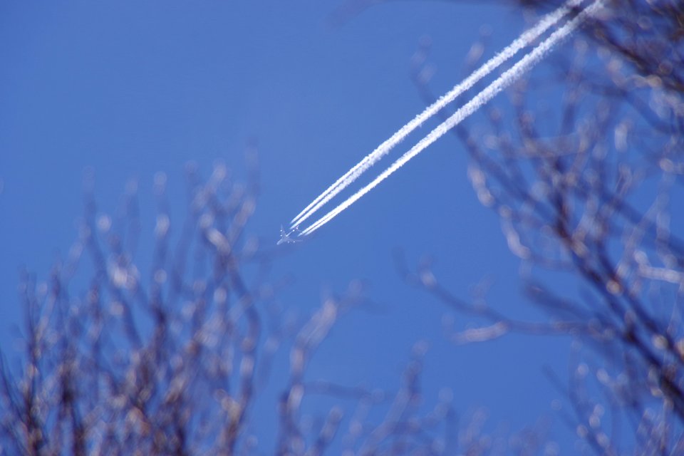 contrail underu the sky