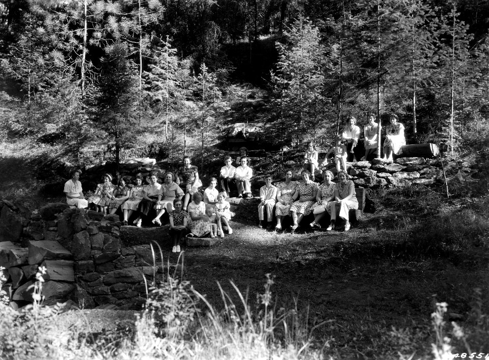 348550 Lady Lions in Amphitheatre, Malheur NF, OR 1937.jpg