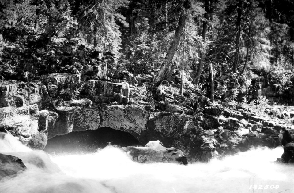 Y-5-13-1 Rogue River Natural Bridge 1920s-30s