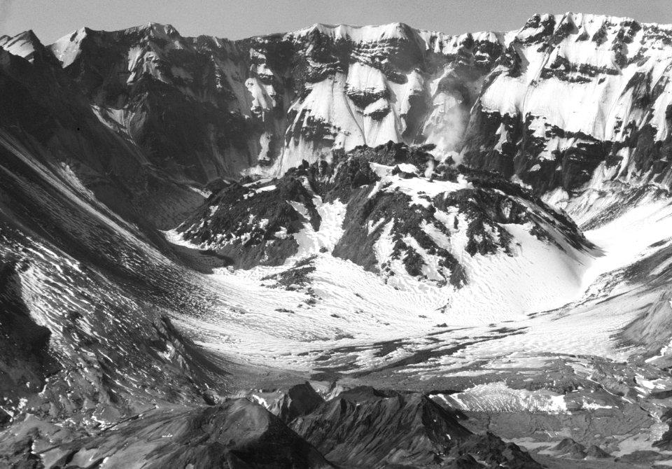 060 MSH89 crater dome from harrys ridge 05-15-89 bw resize