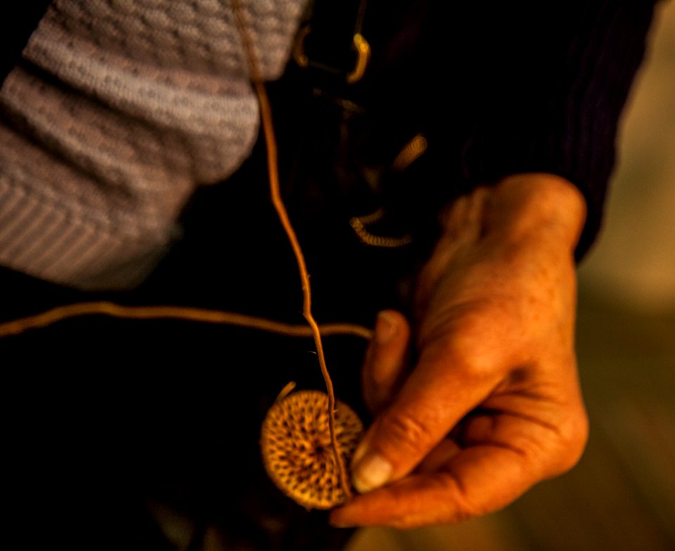 basket-hand-weaving-birtch-roots-c