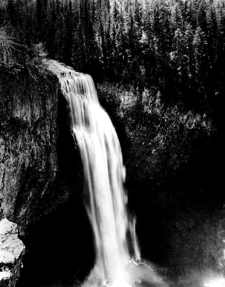 216341 Salt Creek Falls with Men in Water, Cascade NF, OR 1917 SPRR
