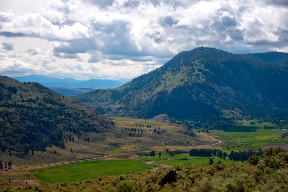 Looking down Sinlahekin Creek valley from the PNT outside Loomis State Forest(1)