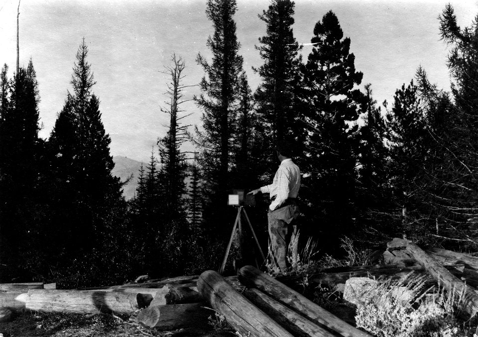 Umpqua NF - Using a Heliograph c1910