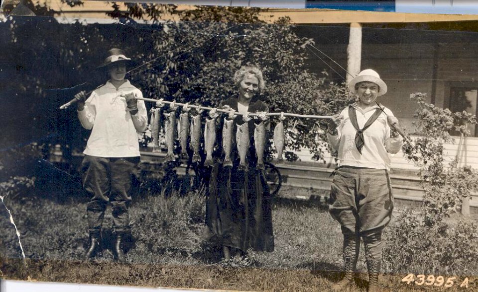 women, fishing, Stehekin, Lake Chelan, Field Hotel, 1919