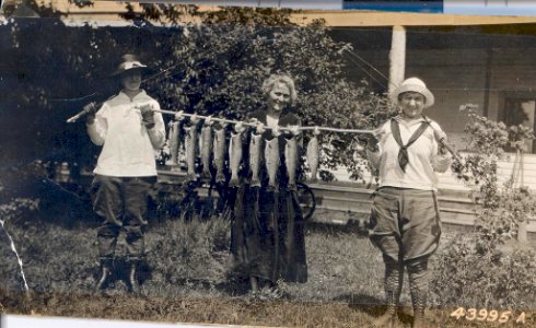 women, fishing, Stehekin, Lake Chelan, Field Hotel, 1919