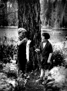 216324 Kids with Fish, Crescent Lake, Deschutes NF, OR 1926