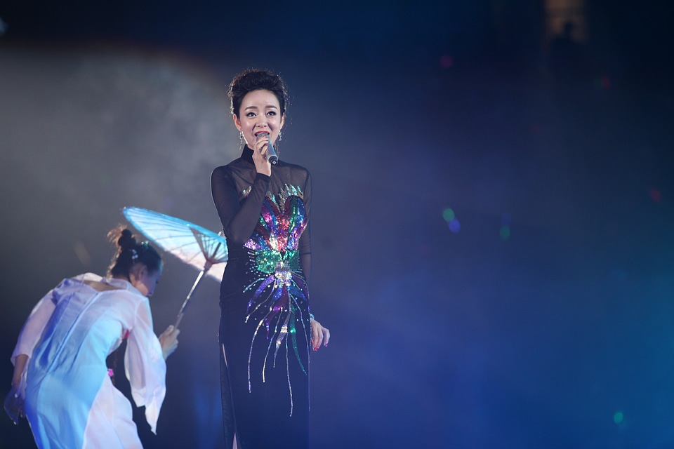 Woman teresa teng singing