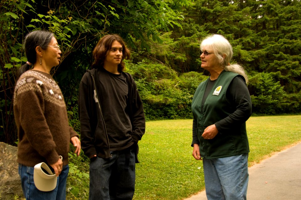Siskiyou NF CG host greets renters at Ludlum House 001