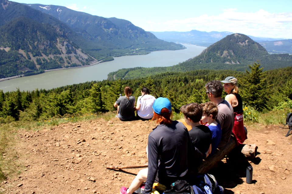 Family enjoying view from Dog Mountain