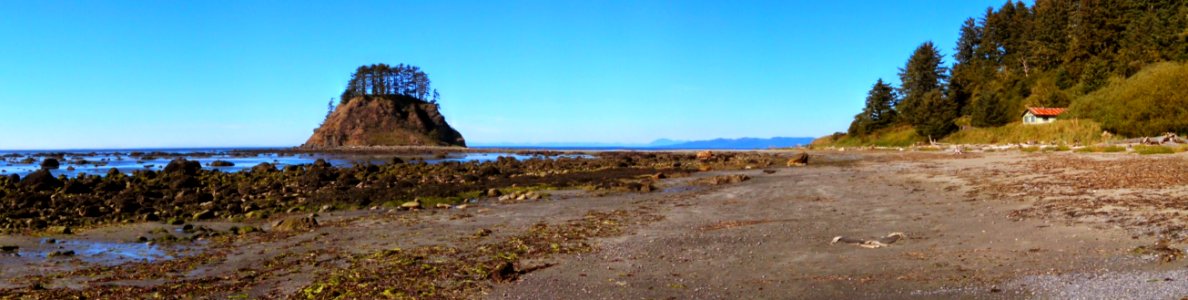PNT panorama:  Tskawahyah Island and the old Ozette Ranger Station from Cape Alava