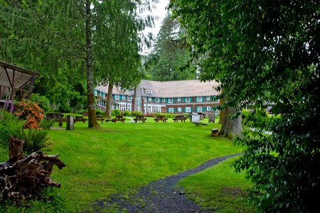 Quinault Lodge exterior with lawn courtesy Aramark.