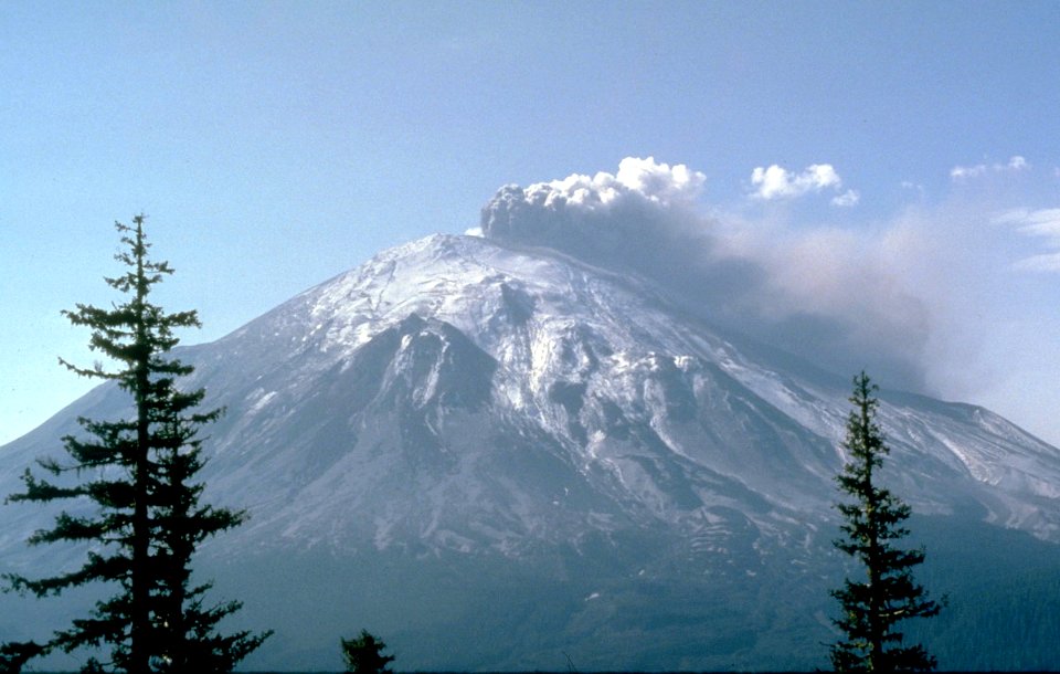 015MSH80 phreatic eruption st helens spring resize