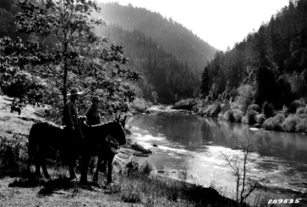 289535 Rogue River with FS Mitchell & Ranger Cooper, Siskiyou NF, OR