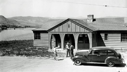 410475 Chelan RS with Ranger Foote, Okanogan NF, WA 1941