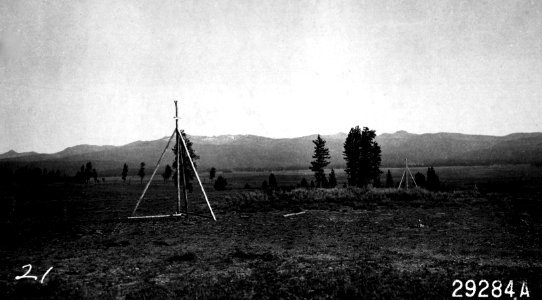 29284A Govt Telelphone Line in Logan Valley, Malheur NF, OR 1916.JPG