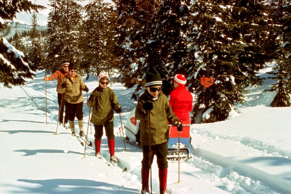 435 Dick Bucher family X-c skiing