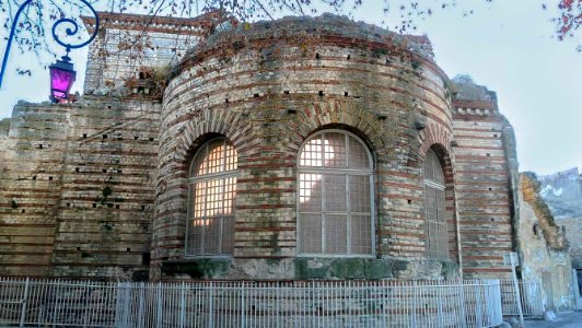 Therme de Constantin. Arles. photo