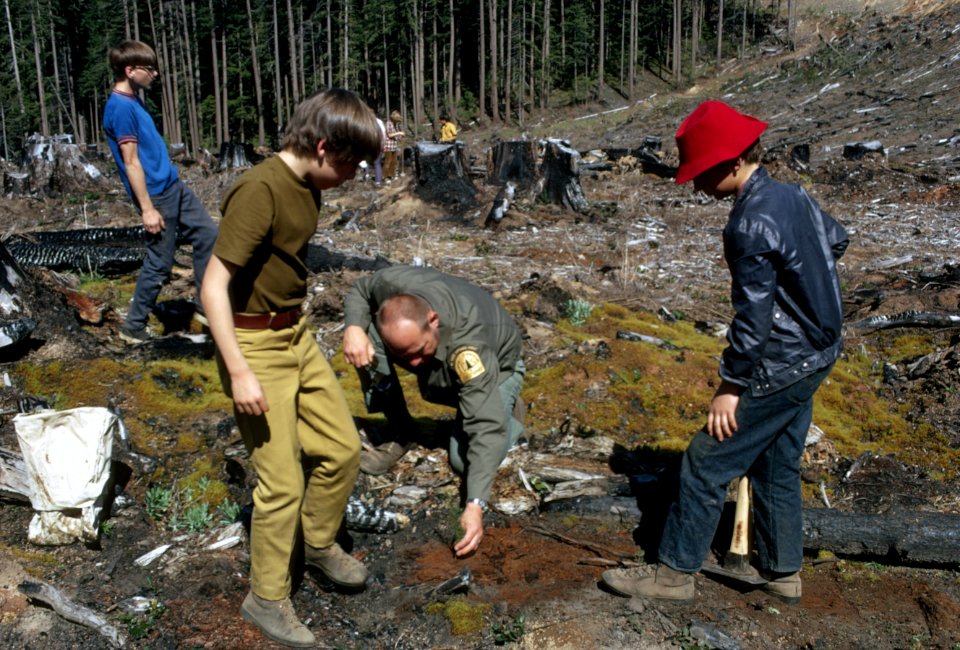 517 Millionth acre planting event, Buscher with boys, Mt Hood Nat'l Forest