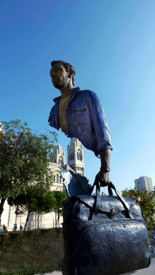 Porteur de valise. La Joliette. Marseille.