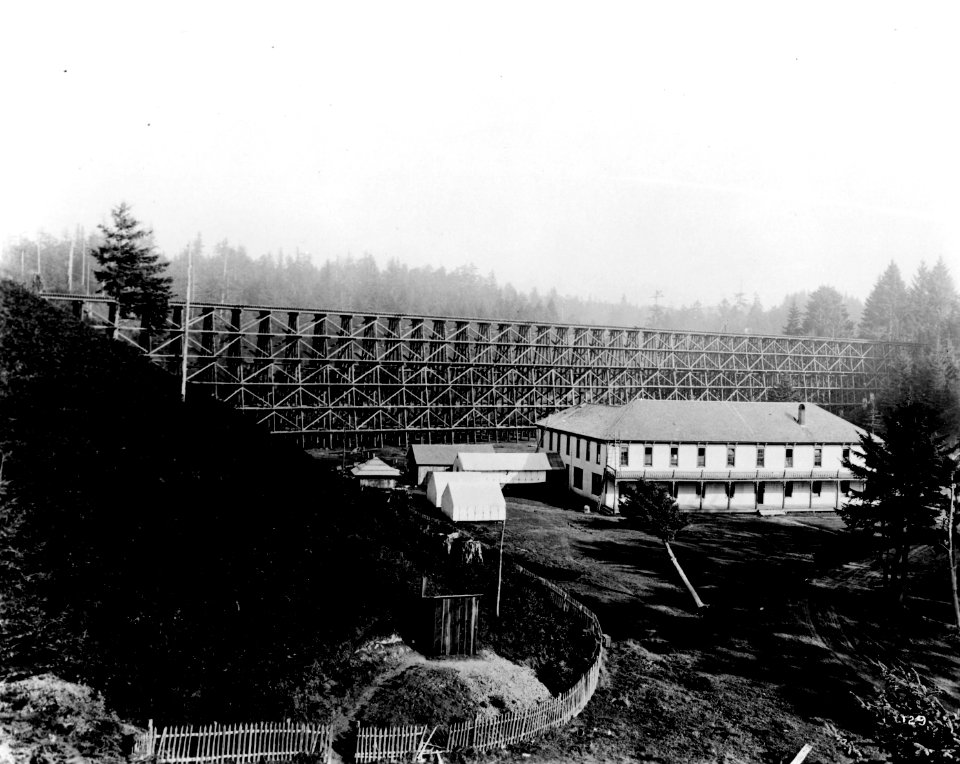 129 RR Trestle with Hotel