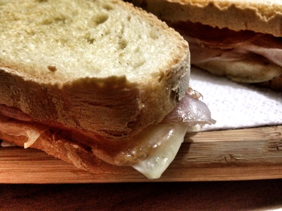 Panino prosciutto e caciotta fusa