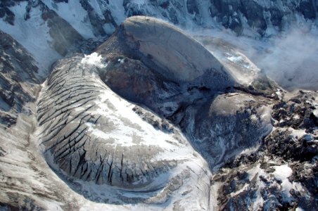 100 MSH05 new dome glacier uplift from east 02-22-05 resize