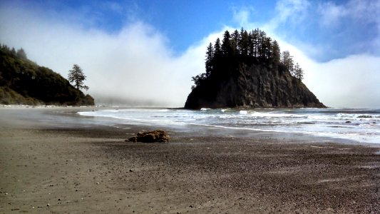 Islands and seastacks punctuate the Pacific Northwest Trail journey along the Pacific coast