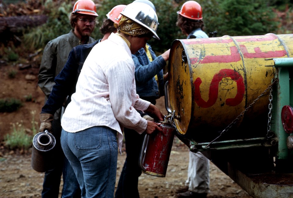 212 Terry filling the drip torchto do the burn 1978