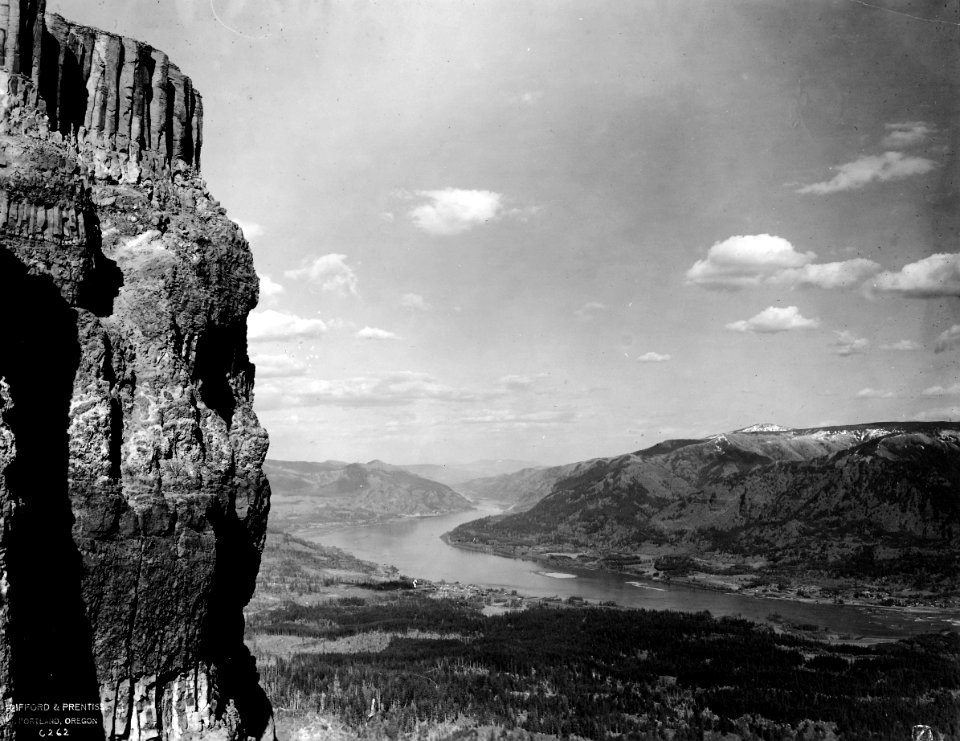 G262 Columbia River Gorge by Gifford & Prentiss
