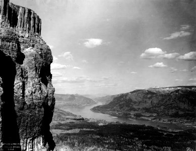 G262 Columbia River Gorge by Gifford & Prentiss