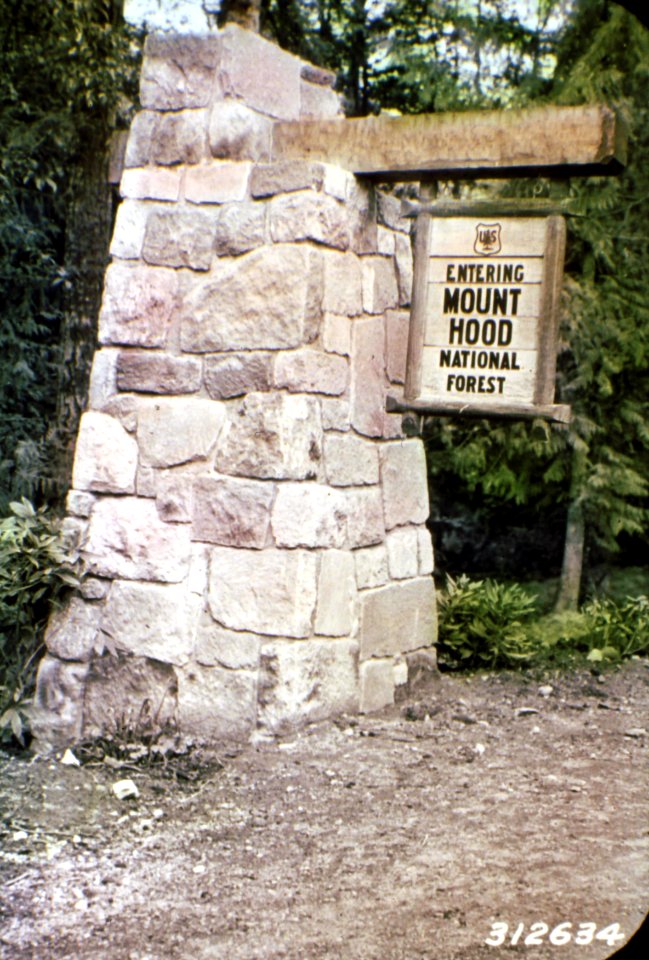 312634 Mt. Hood NF Entrance Sign at Zig Zag
