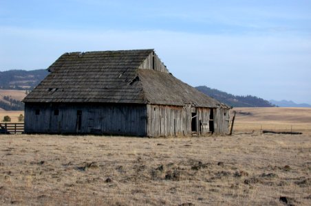 OLD STARKEY BARN WITH BLUE MOUNTAINS, Wallowa Whitman National Forest