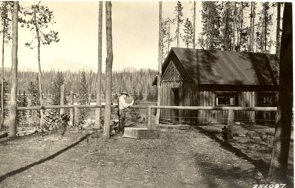 27200-2 Unknown homesteader c1930