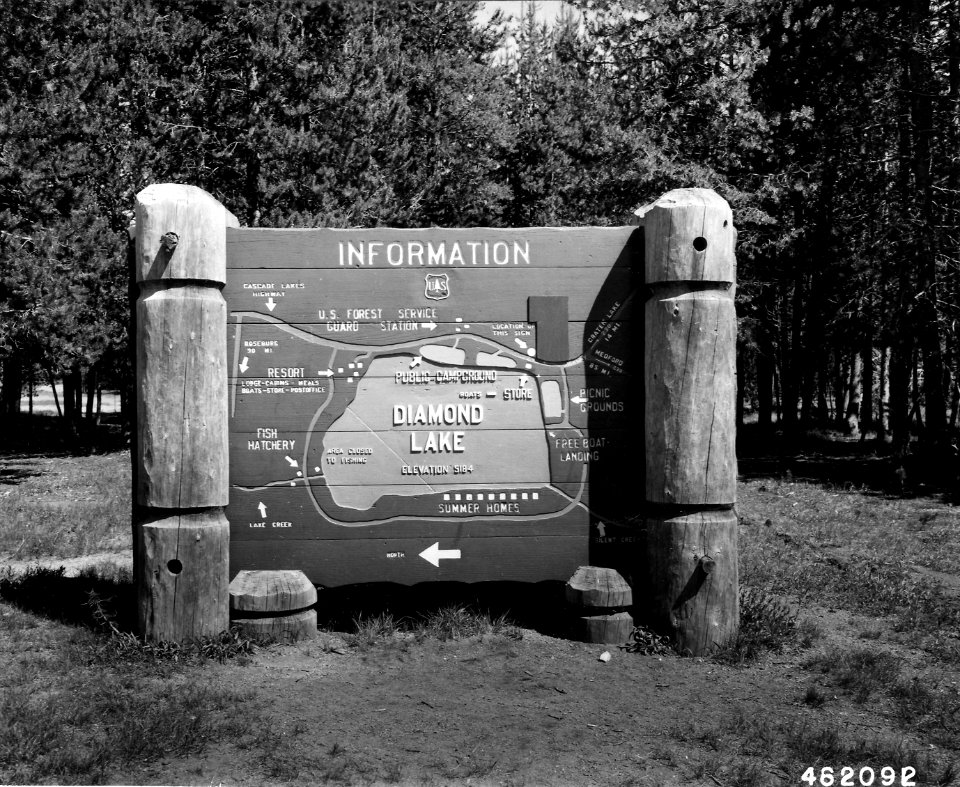 462092 Diamond Lake Carved Sign, Umpqua NF, OR