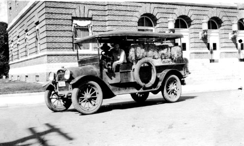 Z-2-43 FS truck, with hay and other supplies for field trip ca1925