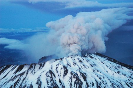 093 MSH05 aerial st helens with plume from SW 03-08-05 resize