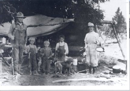 Ross Smith, family, Kendall camp, Horseshoe Basin, 1918 photo