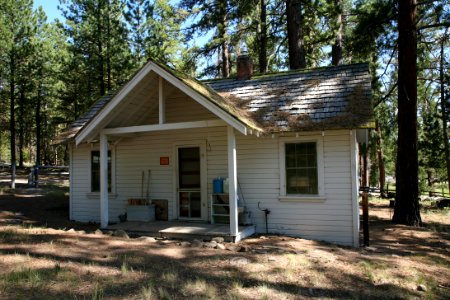 Fremont-Winema NF Currier gaurd station photo