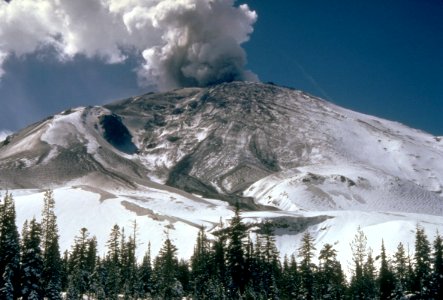 014MSH80 early eruption st helens from NE  resize