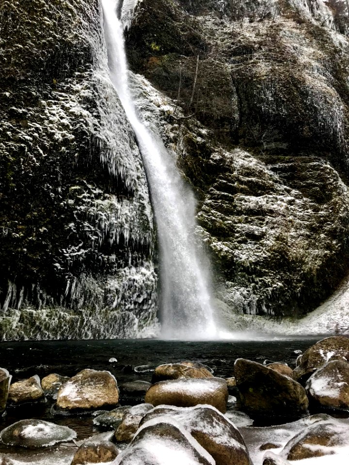 201902 FS CRGNSA An icy Horsetail Falls  AlyssaThornburg