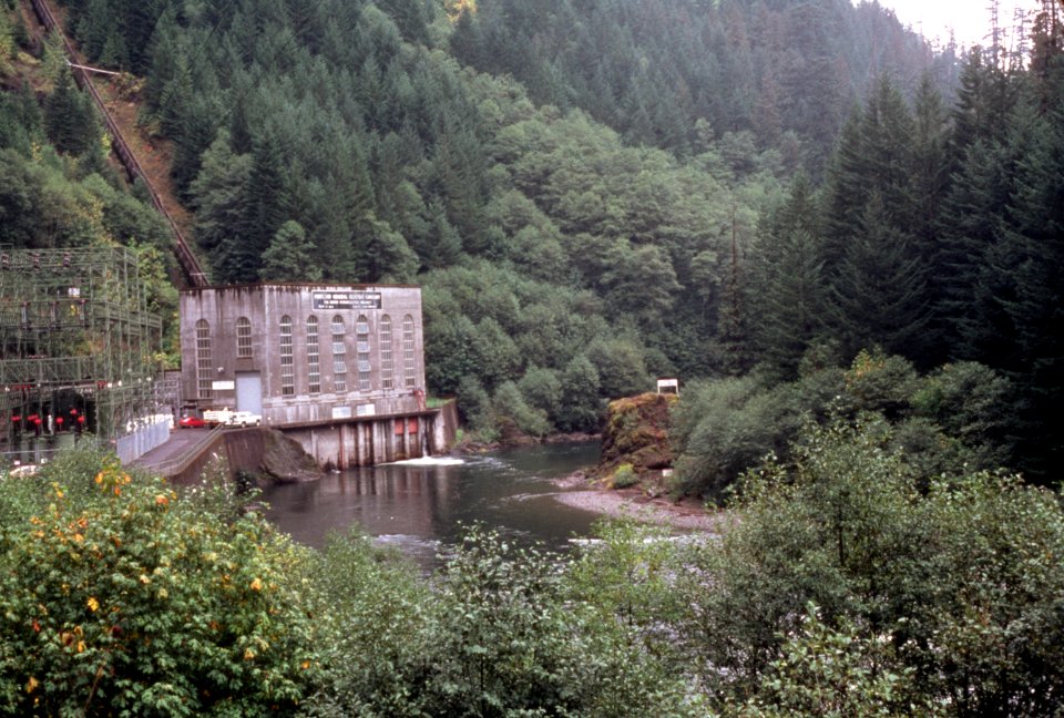 Mt Hood National Forest, Clackamas River, Three Lynx Power plant.jpg