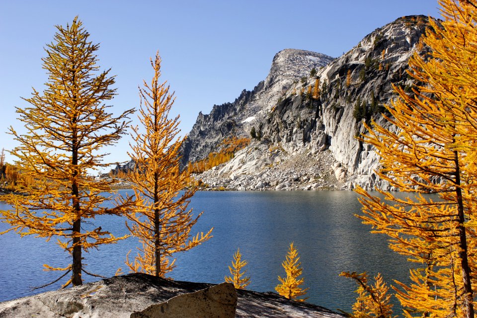 Perfection Lake and larches in autumn, Alpine Lakes Wilderness on the Okanogan-Wenatchee National Forest