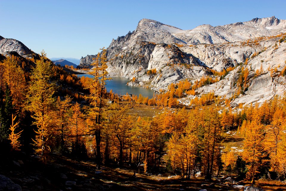 Perfection Lake in autumn from Prusik Pass, Alpine Lakes Wilderness on the Okanogan-Wenatchee National Forest