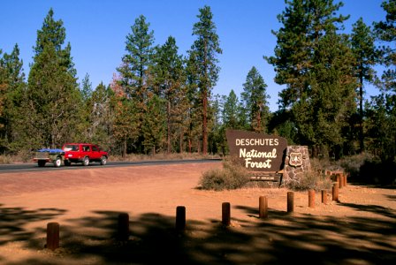 Forest entrance sign, Deschutes National Forest.jpg