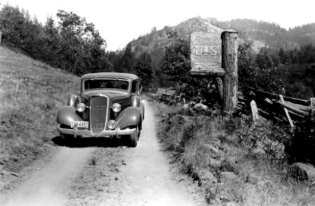 Rogue River NF - Entrance Sign, OR c1945