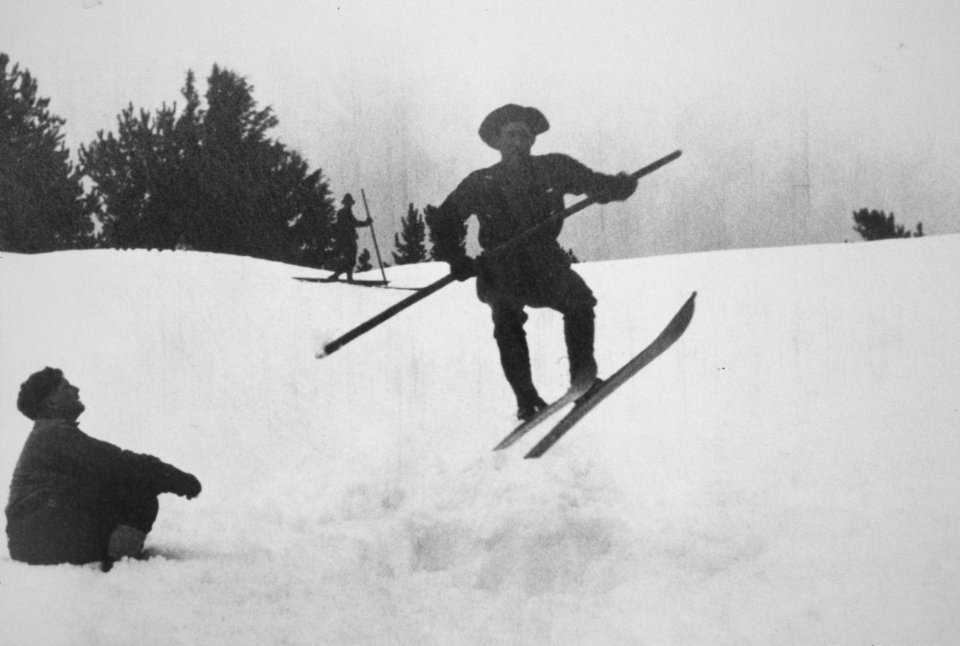 158 Early day skiing on Mt Hood